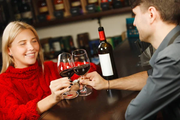 Бармен і жінка відвідувач cheers один одного вином — стокове фото