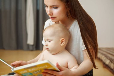 Peri masalları ile küçük bebek renkli kitap okuma anne.