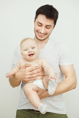 Babası oğlunun pantolon ve çorap ile poz.