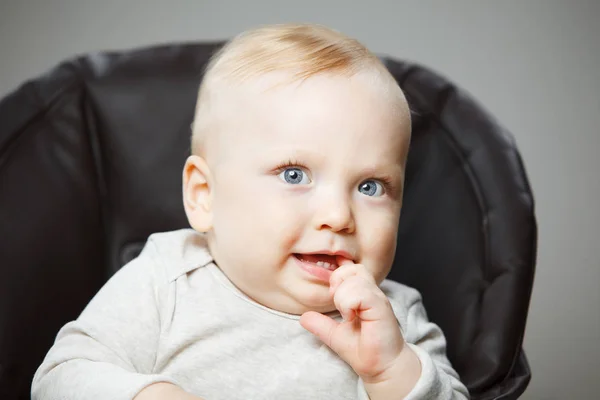 Aangenaam verrast jongetje met vinger in de mond — Stockfoto