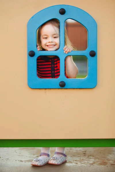 유치원에서 행복 한 아기입니다. 아이 유치원 그룹에서의 장치 설정. — 스톡 사진