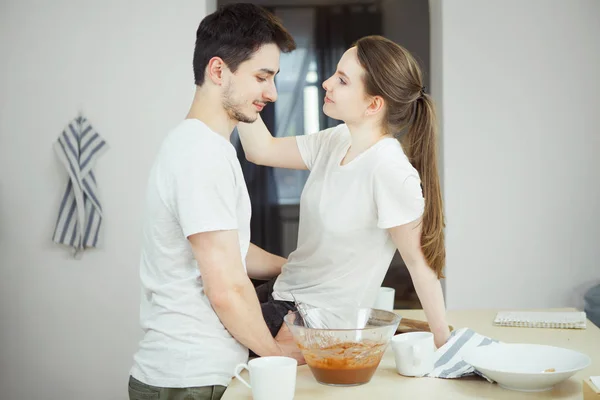 Casal feliz se divertindo juntos na cozinha . — Fotografia de Stock