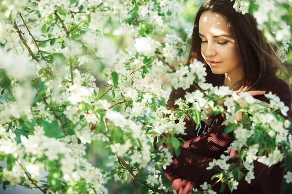꽃 사과 나무 근처 깨끗 한 피부를 가진 젊은 여자. 공원에서 여자의 부드러운 초상화. — 스톡 사진