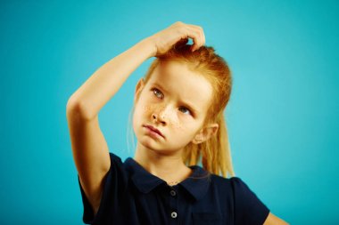 Düşünceli ifade tırmalamak ile küçük kız arıyorum kadar sorun ya da bulmaca çözmek istiyor çözümü hakkında düşünme ve baş.