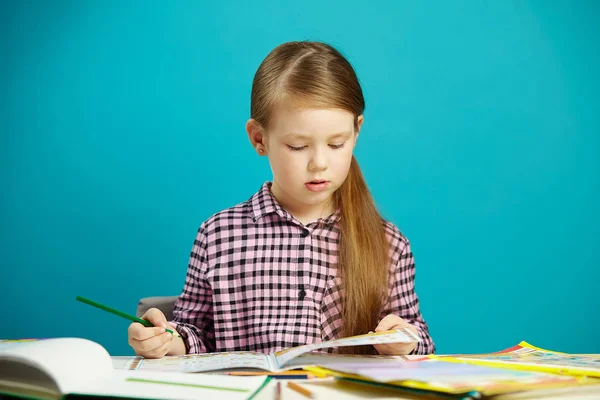 Ritratto isolato di studentessa obbediente e diligente che fa i compiti dopo la scuola. Ai bambini disciplinati piace imparare . — Foto Stock