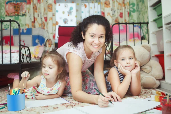 Mama i córki malarstwo obrazów i leżące na podłodze — Zdjęcie stockowe