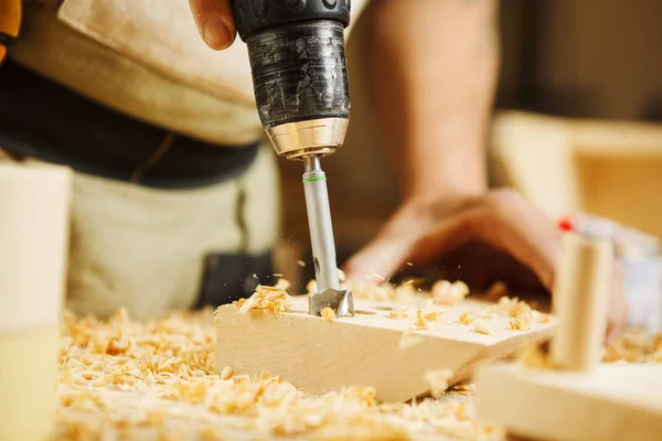 Holzbohrmaschine in der Hand Bohrung Loch in Holzstange — Stockfoto