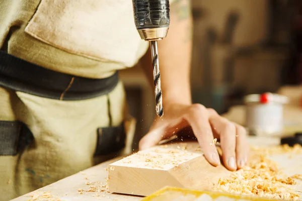 Foratura di legno in mano foro di perforazione in barra di legno — Foto Stock