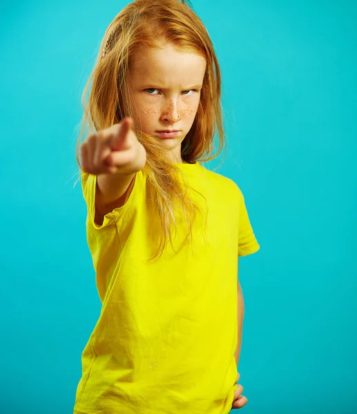 Lövés a vörös hajú kislány vádolja az Ön ujjának, van egy szigorú és haragosan megjelenés, fejezi ki a rossz hangulat, bemutatja a súlyossága és a harag. — Stock Fotó