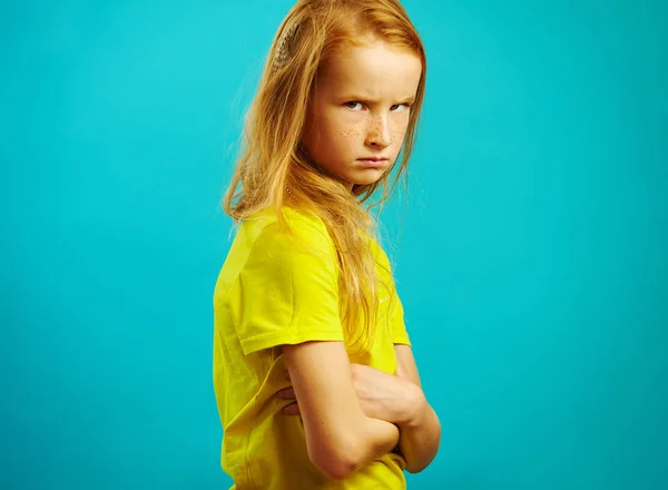 Portrait of vicious red haired child girl with arms crossed, is in a bad mood, reveses indignation or hate ment, demonstrates negativny character . — Stok Foto