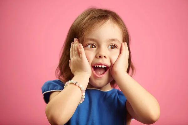 Смішна маленька дівчинка збентежена величезним сюрпризом — стокове фото