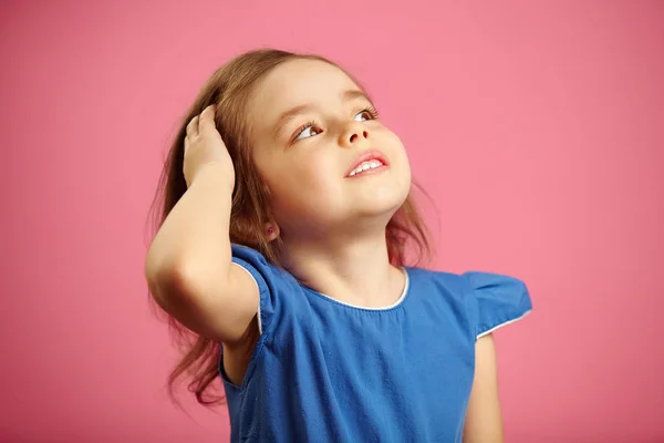 Маленька дівчинка ефективно вирівнює волосся — стокове фото