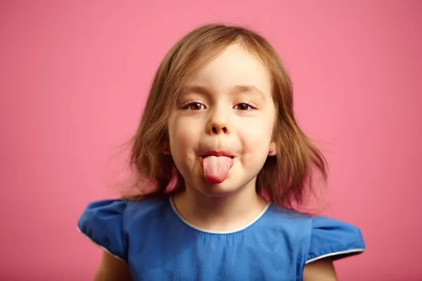 Petite fille montrant la langue à la caméra . — Photo