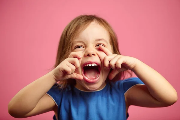 Портрет маленької дівчинки похмурості на рожевому ізольовані — стокове фото