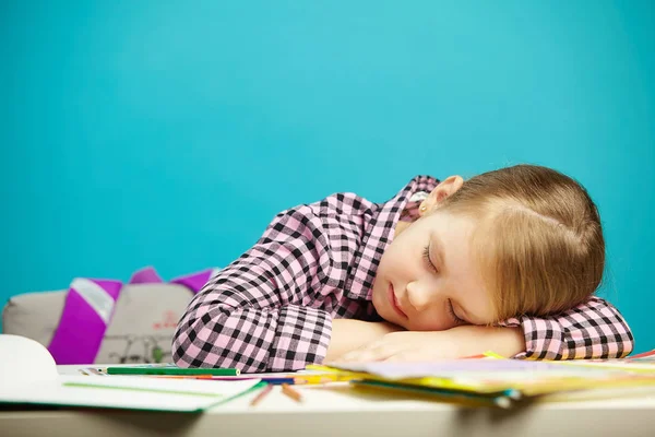 Na białym tle portret słodka dziewczyna spania turystycznej podczas klasy lub hometask. Zasnął zmęczony dziecka w szkole. — Zdjęcie stockowe