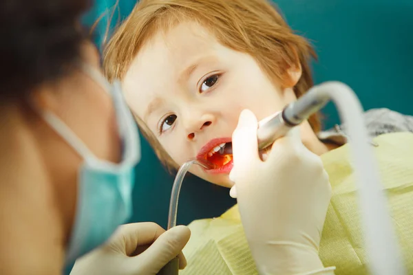 Enfant patient à la réception chez le dentiste . — Photo