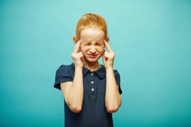 Çocuk kız konsantre şekilde düşünüyor, kapalı thigtly gözler.