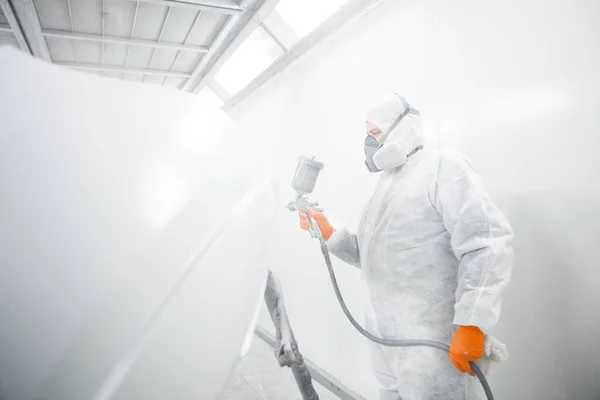 Pintura del coche en la sala de pintura, pistola de pulverización con pintura blanca. —  Fotos de Stock