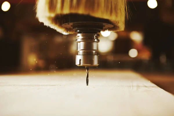 CNC değirmen makinesi. Ahşap fabrikasında sondaj makineleri ile makine aracı.