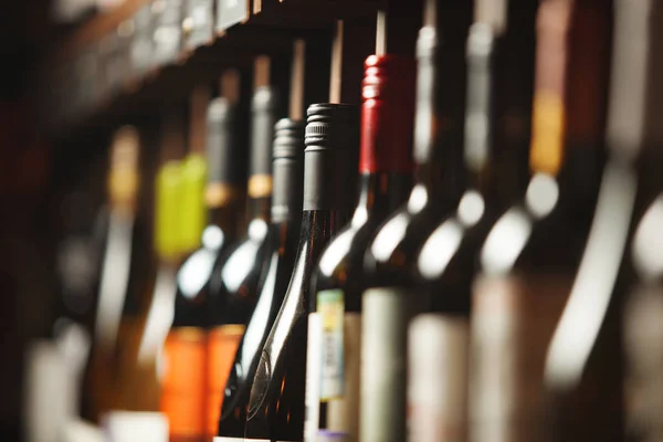 Bodega con bebidas de élite en estantes con nombres escritos —  Fotos de Stock