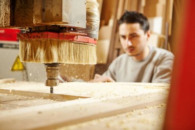 Sayısal kontrollü bir makine kullanarak odun kesmek. Cnc aracı.