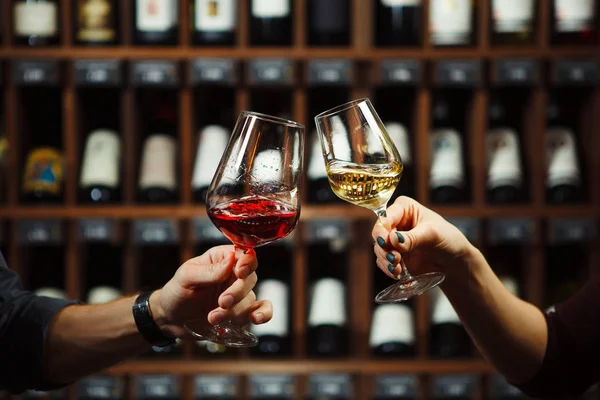 Чоловік і жінка п'ють червоне і біле вино разом — стокове фото