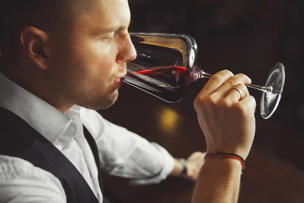 Sommelier tastes red wine by drinking beverage, man tasting alcoholic drink — Stock Photo, Image