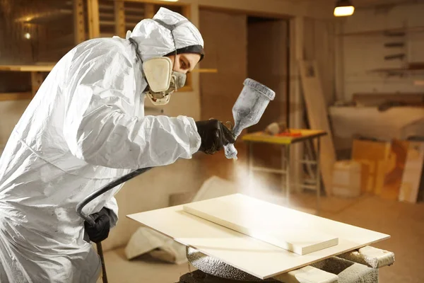 Retrato de primer plano del trabajador con pistola pulverizadora y pintura de madera . — Foto de Stock