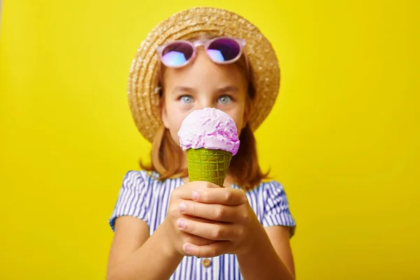 노란 배경에 아이스크림을 갖고 있는 웃기는 코카서스 소녀, 클로즈업 샷. — 스톡 사진