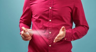 Temizlik için sprey kullanan adam, görüşü kapat..