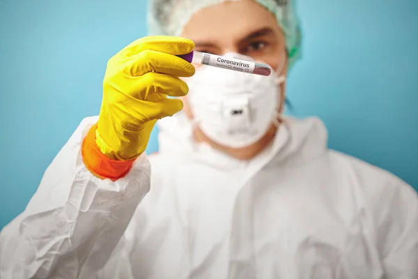 Bild eines Arztes mit Atemschutzmaske und Schutzanzug, der ein eindeutiges Testergebnis für das Coronavirus hält. Covid-19-Probe. — Stockfoto