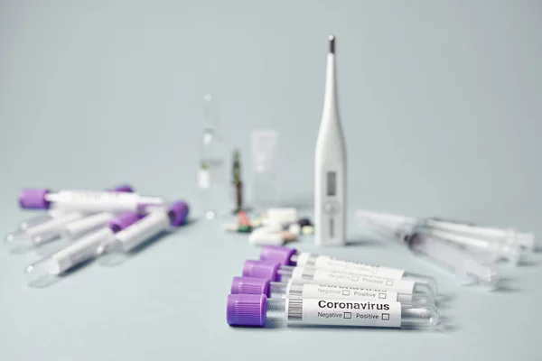 Образцы медицинских трубок для анализа коронавируса, лабораторные исследования по созданию вакцины против нового вирусного ковида-19. — стоковое фото