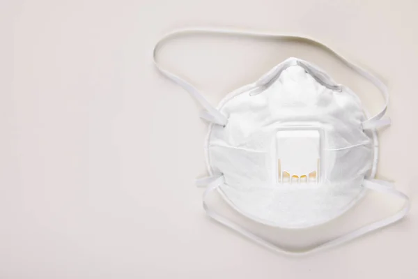 Ιατρική επαναχρησιμοποιήσιμη μάσκα αναπνοής σε λευκό φόντο με κενό χώρο, πάνω όψη. Πρόληψη της έννοιας των αναπνευστικών ασθενειών και πνευμονία λόγω του νέου coronavirus. — Φωτογραφία Αρχείου