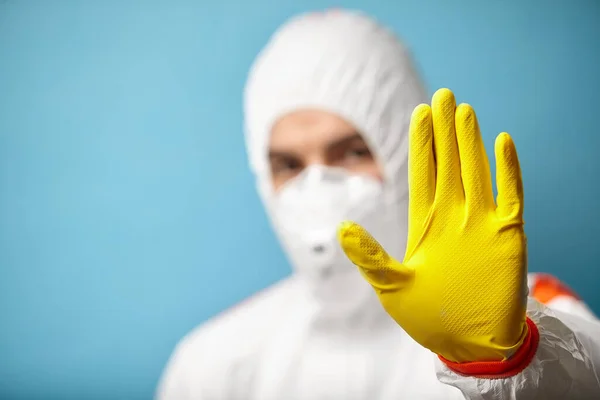 El trabajador médico con mono protector y máscara respiratoria muestra un gesto de stop, señala el peligro de pandemia de coronavirus. Brote de virus Corona . —  Fotos de Stock