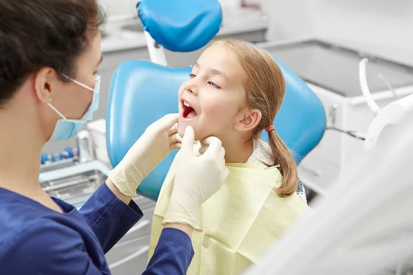 Uma criança no exame no dentista. Observação de dentes de paciente jovem . — Fotografia de Stock