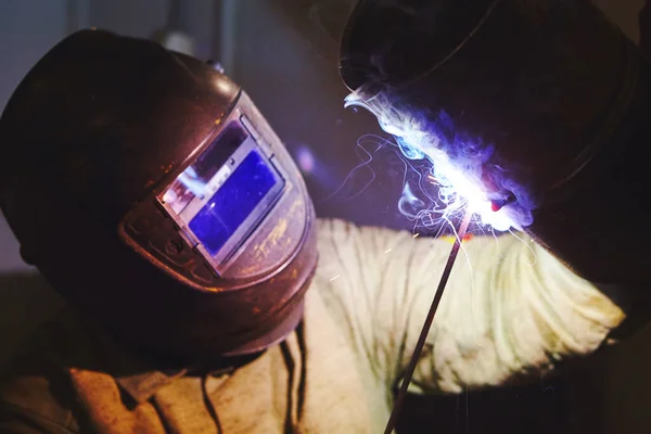 Imagem de close-up do trabalhador industrial na soldagem da fábrica . — Fotografia de Stock