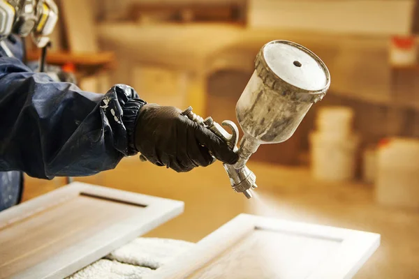 Tintura de madera con pistola blanca. Aplicación de retardante de llama que garantiza la protección contra incendios, dispositivo de pulverización sin aire. — Foto de Stock