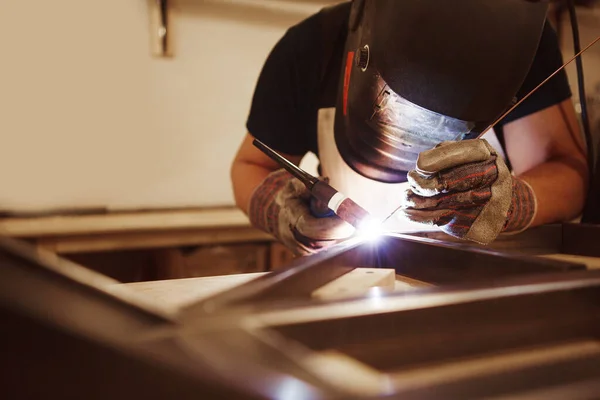 Male in face mask welds with argon-arc welding — Stock Photo, Image