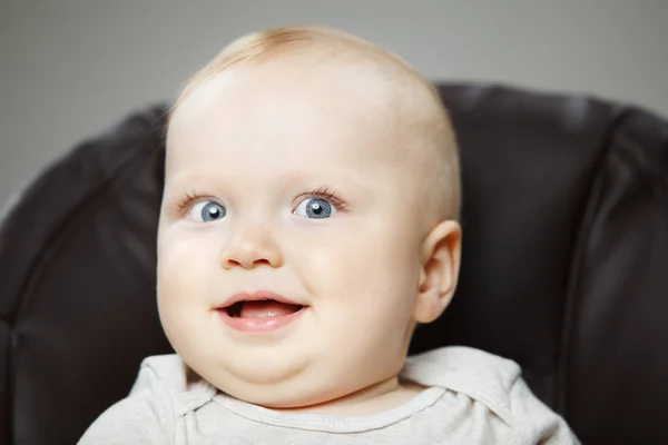 Baby Im Hochstuhl Mit Interessiertem Blick Und Breitem Lacheln Unschuld Junge Stock Photo 174115772