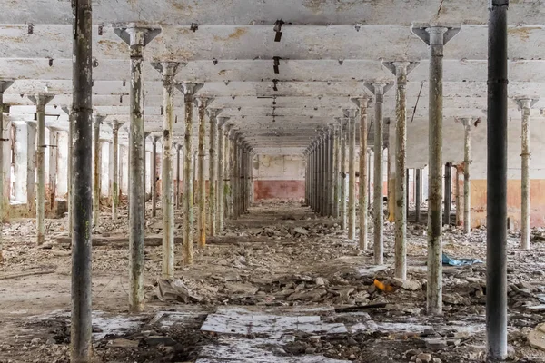 Terk edilmiş bir fabrika tesislerinde.