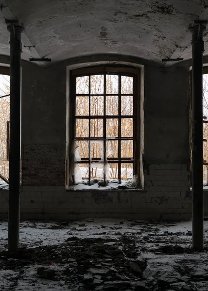 Kırık pencere ile terk edilmiş Oda.