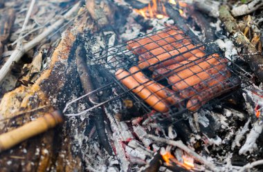 Sosis ızgara. Açık havada yanıyor kavrulmuş.