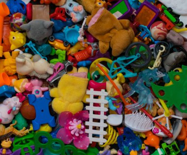 Dağınık renkli plastik oyuncaklar. Üstten Görünüm.