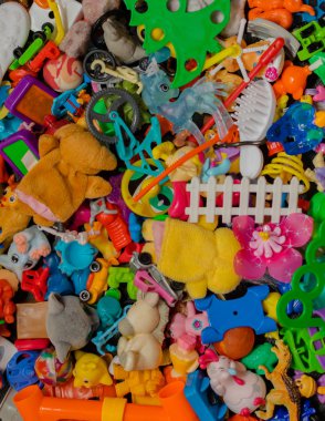 Dağınık renkli küçük oyuncaklar demet. Arka plan.