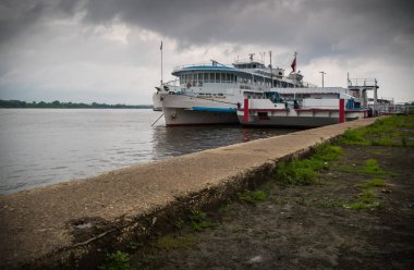 İskelede bir yolcu gemisi.