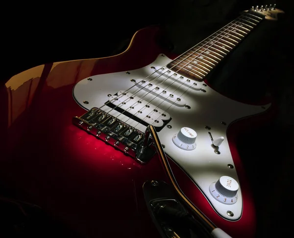 Guitarra elétrica vermelha sobre um fundo preto . — Fotografia de Stock