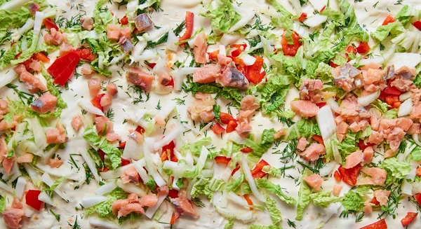 İştah açıcı bir yakın plan çerçeveyi doldurur. Lezzetli malzemeler üst görünüm. Parlak, lezzetli dolgu. Pizza..