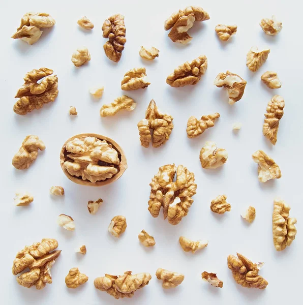 Beyaz arka planda izole edilmiş ceviz çekirdeği. Set ya da koleksiyon. Yukarıdan görünüşü.