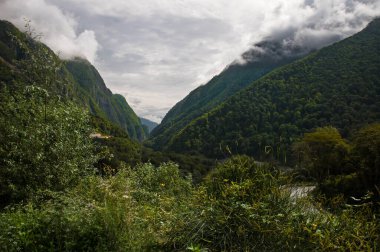 Yeşil dağlar ve beyaz bulutlar