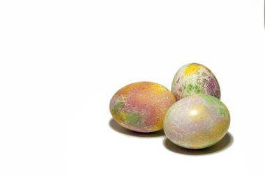 Paskalya. Üç renkli Paskalya yumurtası